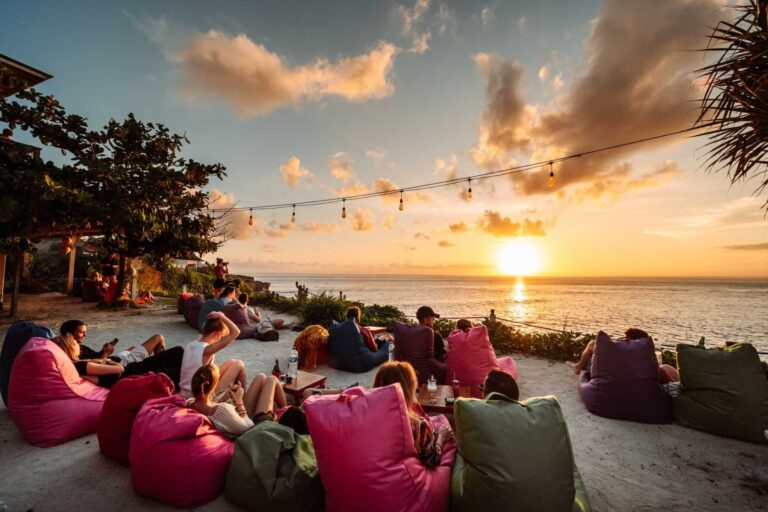 Cloudland-Bar-zonsondergang-Nusa-Lembongan-1675x1116